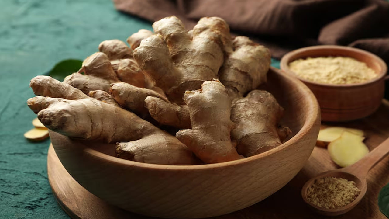 నాటు అల్లం (Desi Ginger) ఉత్తమం: ఆరోగ్యానికి ఎల్లప్పుడూ పొడవుగా, లావుగా ఉండే హైబ్రిడ్ అల్లం కంటే, పరిమాణంలో చిన్నగా ఉండి, ఎక్కువ కొమ్మలు కలిగి ఉండే నాటు అల్లం (Desi Ginger) చాలా మంచిది. ఇందులో ఔషధ గుణాలు మరియు ఘాటు చాలా ఎక్కువగా ఉంటాయి. మార్కెట్కు వెళ్ళినప్పుడు కేవలం అందంగా కనిపించే కూరగాయల వైపు మొగ్గు చూపకుండా, కొద్దిగా మట్టి ఉన్నా సరే సహజసిద్ధమైన అల్లాన్ని ఎంచుకోవడం మీ కుటుంబ ఆరోగ్యానికి ఎంతో సురక్షితం.