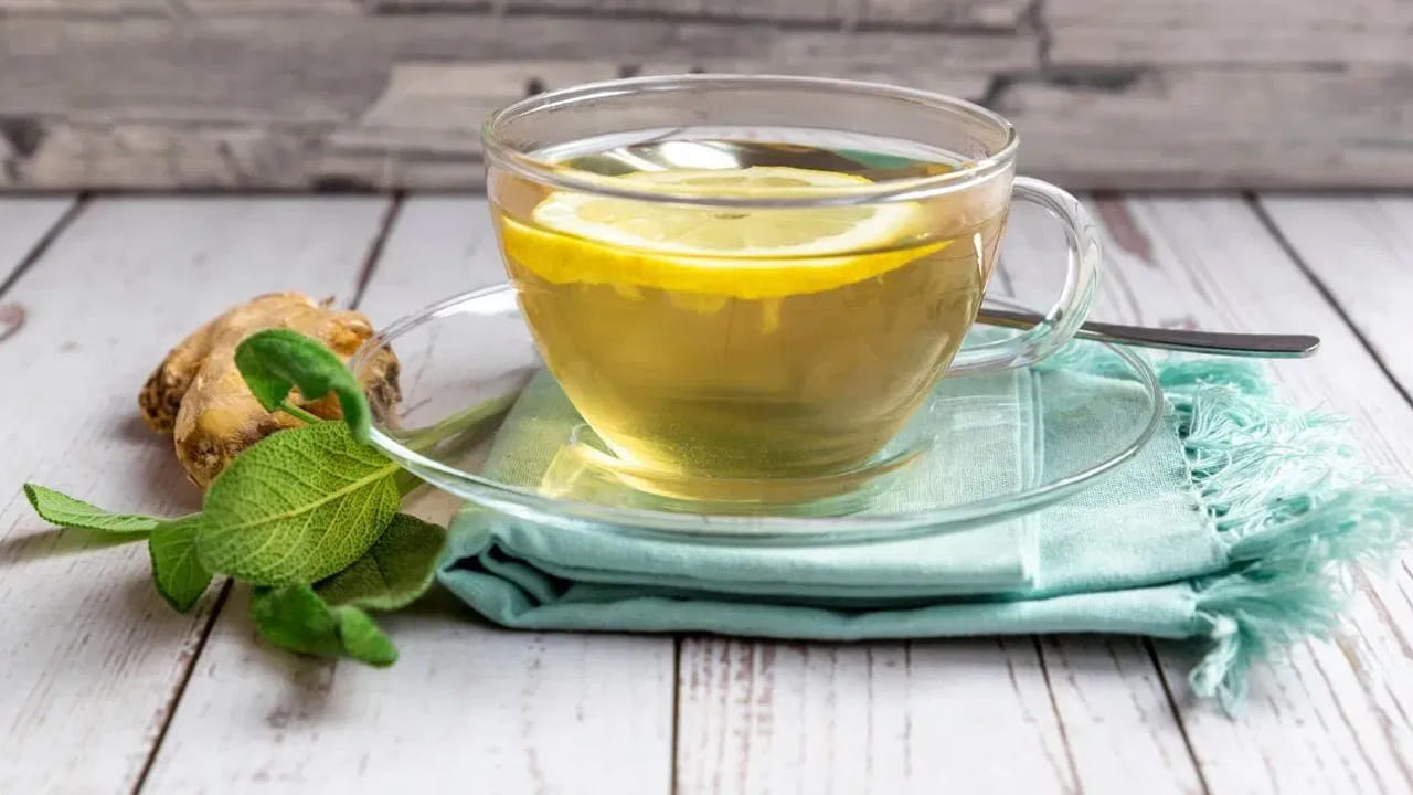 నొప్పులు, వాపుల నివారణ: అల్లంలో జింజెరాల్ (Gingerol) అనే శక్తివంతమైన యాంటీ ఇన్ఫ్లమేటరీ కాంపౌండ్ ఉంటుంది. ఇది శరీరంలో వచ్చే నొప్పులను తగ్గించడంలో సహాయపడుతుంది. కీళ్ల నొప్పులు (ఆర్థరైటిస్), కండరాల నొప్పులు, మహిళల్లో పీరియడ్స్ సమయంలో వచ్చే తీవ్రమైన నొప్పుల నుండి అల్లం నీరు మంచి ఉపశమనాన్ని ఇస్తుంది.