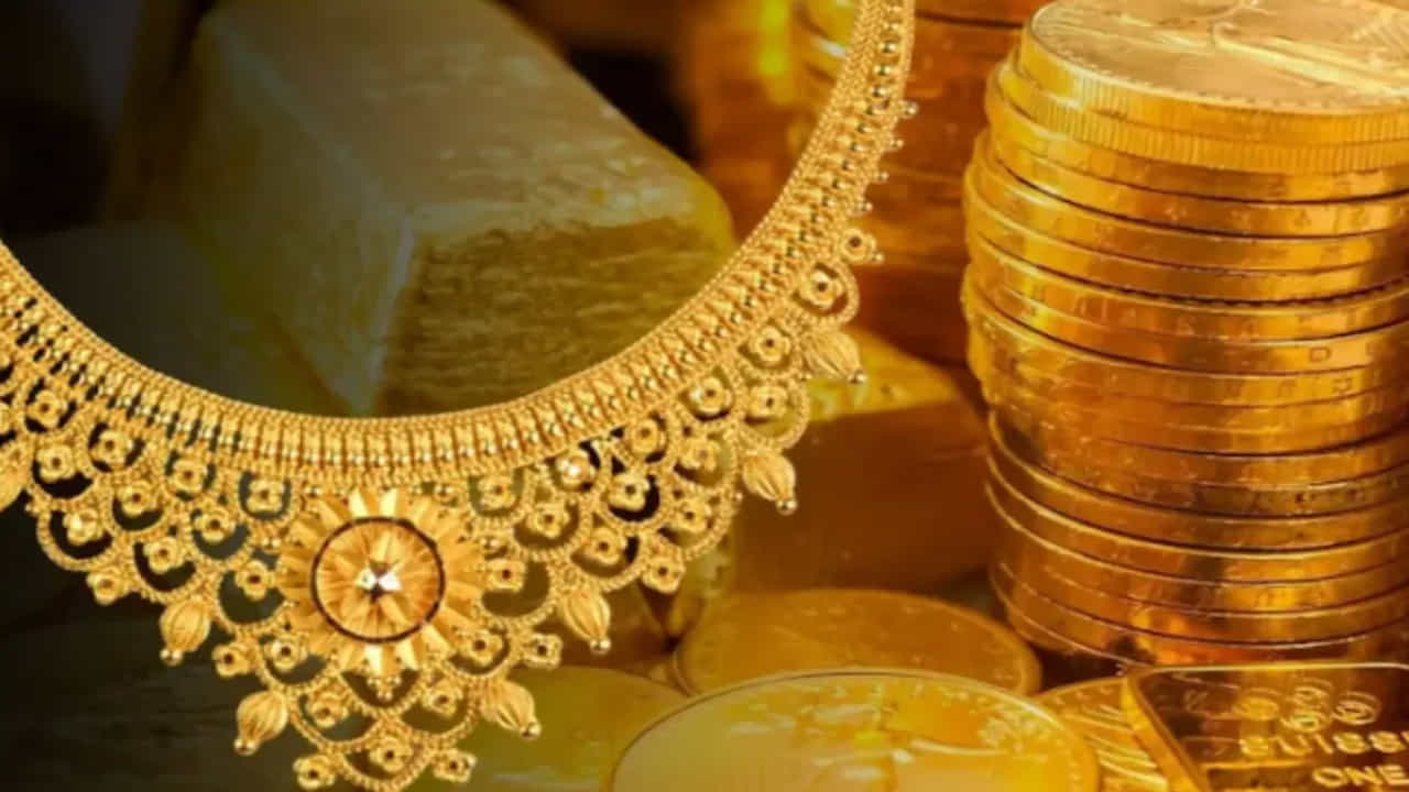 బంగారం ధరలు మళ్లీ పెరిగాయి. దీంతో గత కొద్ది రోజులుగా కొనసాగుతున్న తగ్గుదలకు బ్రేక్ పడినట్లయింది. గోల్డ్ రేట్లు గత రెండు వారాలుగా భారీగా పడిపోయిన విషయం తెలిసిందే. ఆరు నెలల కనిష్ట స్థాయికి పతనమవ్వడంతో.. ధరలు మరింత తగ్గుతాయోమోనని కొనుగోదారులు ఆశించారు. అయితే వారి ఆశలు అడియాశలయ్యాయి. శుక్రవారం ఉన్నట్లుండి గోల్డ్ రేట్లు పెరిగిపోయాయి. అనంతరం దేశంలోని ప్రధాన నగరాల్లో బంగారం ధరలు ఎలా ఉన్నాయంటే..