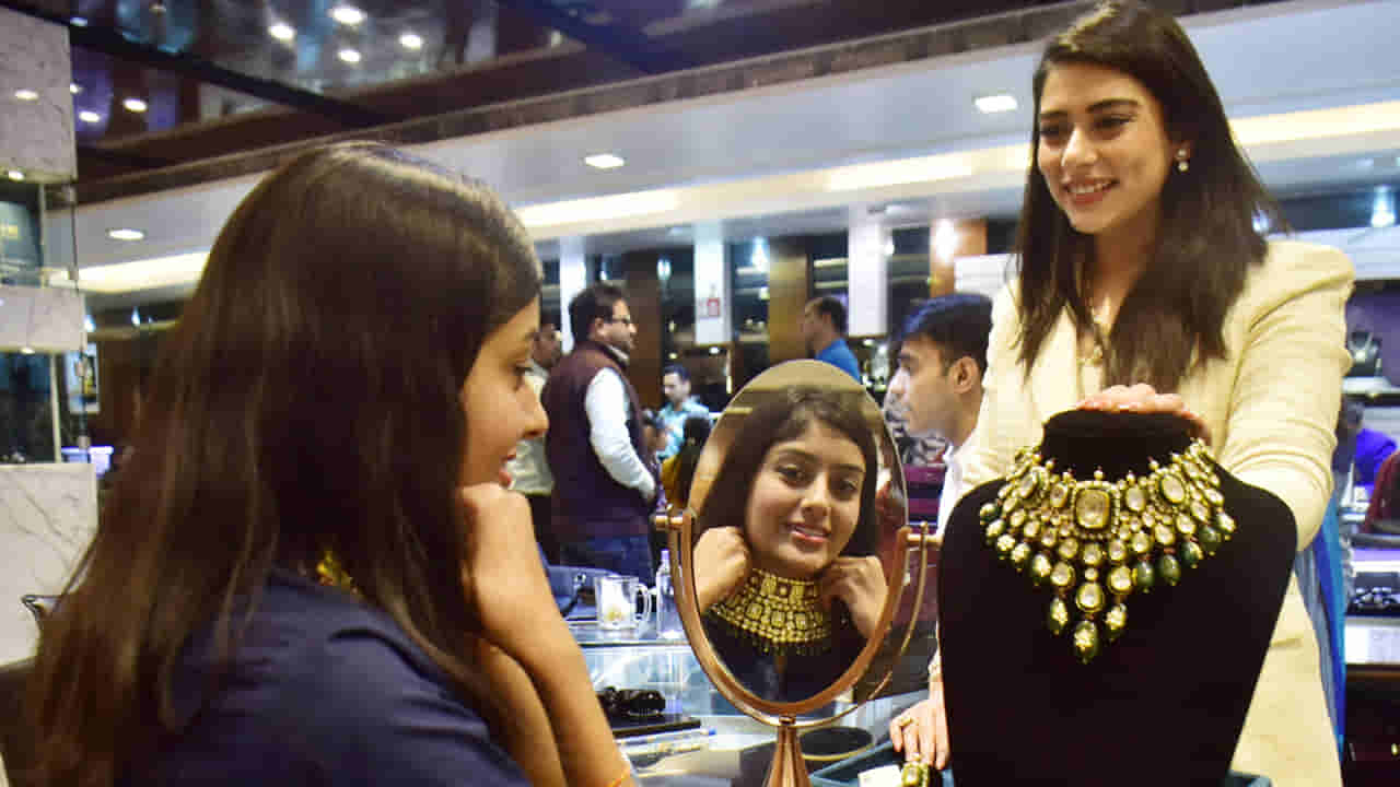 Gold Rates: బంగారం ధరలపై బ్లాస్టింగ్ న్యూస్.. త్వరలో మరింత పతనం..! కొత్త లెక్కలివే..