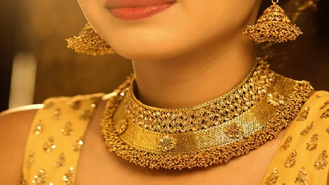ప్రపంచవ్యాప్తంగా బంగారానికి ఉన్న క్రేజ్ గురించి ప్రత్యేకంగా చెప్పక్కర్లేదు. ముఖ్యంగా భారతదేశంలో పసిడిని లక్ష్మీదేవి స్వరూపంగా భావిస్తారు. కేవలం ఆభరణాల కోసమే కాకుండా డిజిటల్ ఇన్వెస్ట్మెంట్స్, టెక్నాలజీ రంగం, వివిధ దేశాల సెంట్రల్ బ్యాంకుల నిల్వల కోసం (Gold Reserves) బంగారం విరివిగా ఉపయోగపడుతుంది. అయితే, ఈ బంగారమంతా ఎక్కడి నుంచి వస్తుంది? ప్రపంచంలోనే అత్యధికంగా పసిడిని వెలికితీసే టాప్ 5 దేశాల వివరాలను ఇప్పుడు చూద్దాం..