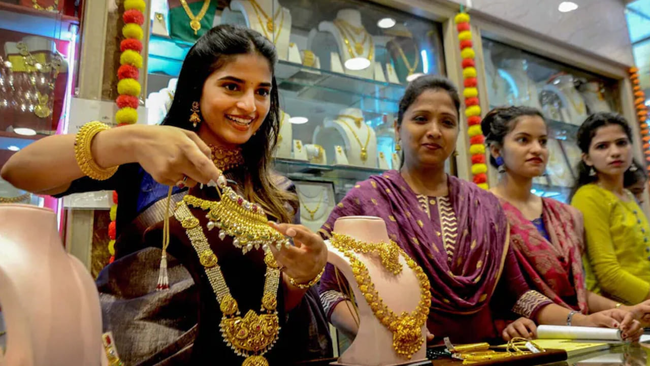 బ్యాంకులు సాధారణంగా మీ బంగారం విలువలో గరిష్టంగా 75% వరకు మాత్రమే రుణం ఇస్తాయి. అయితే ముత్తూట్ లేదా మనప్పురం వంటి NBFCలు 85% వరకు రుణం ఇస్తాయి. అంటే మీ వద్ద లక్ష రూపాయల విలువైన బంగారం ఉంటే మీరు బ్యాంకు నుండి రూ. 75,000, ఫైనాన్స్ కంపెనీల నుండి రూ. 85,000 పొందవచ్చు. ఎక్కువ డబ్బు అవసరమైన వారికి ఇది ఆకర్షణీయంగా ఉంటుంది.