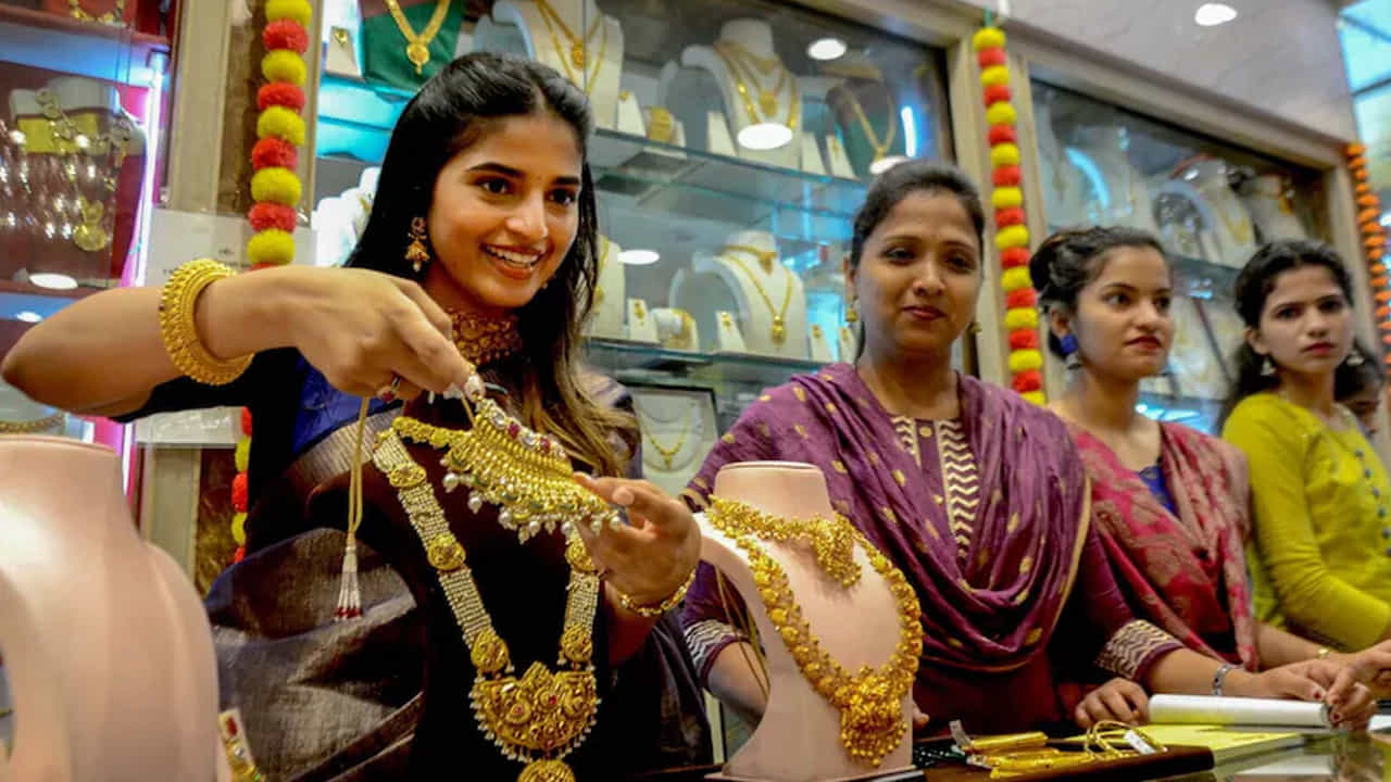 బ్యాంకులు సాధారణంగా మీ బంగారం విలువలో గరిష్టంగా 75% వరకు మాత్రమే రుణం ఇస్తాయి. అయితే ముత్తూట్ లేదా మనప్పురం వంటి NBFCలు 85% వరకు రుణం ఇస్తాయి. అంటే మీ వద్ద లక్ష రూపాయల విలువైన బంగారం ఉంటే మీరు బ్యాంకు నుండి రూ. 75,000, ఫైనాన్స్ కంపెనీల నుండి రూ. 85,000 పొందవచ్చు. ఎక్కువ డబ్బు అవసరమైన వారికి ఇది ఆకర్షణీయంగా ఉంటుంది.