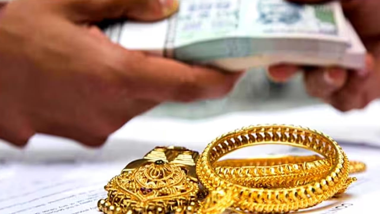 మీకు తక్కువ వడ్డీ రేట్లు కావాలంటే ప్రభుత్వ బ్యాంకును ఎంచుకోండి. మీకు త్వరితగతిన నగదు కావాలంటే, ఎన్బిఎఫ్సిలను ఎంచుకోండి. ఈ రెండింటి మధ్య సమతుల్యత కావాలంటే ప్రైవేట్ బ్యాంకులను ఎంచుకోండి. ప్రతి సంస్థ ఎల్టివి నిష్పత్తిని పోల్చి చూడండి. లావాదేవీ ముగింపు సమయంలో విధించే ప్రాసెసింగ్ ఫీజులు, జరిమానా ఛార్జీల గురించి స్పష్టంగా అడిగి తెలుసుకోండి. ఆర్థిక ఇబ్బందుల్లో ఉన్నవారికి బంగారు రుణాలు ఒక వరం. అయితే సరైన ప్రణాళిక లేకుండా అవి మీ ఆభరణాలను కోల్పోయేలా దారితీయవచ్చు. రుణం తీసుకునేటప్పుడు మీ నెలవారీ ఆదాయానికి అనుగుణంగా తిరిగి చెల్లించే ప్రణాళికను ఎంచుకోండి. అధిక అప్పుల ఉచ్చులో చిక్కుకోకుండా ఉండండి. బంగారాన్ని అత్యవసర అవసరాలకు మాత్రమే ఉపయోగించండి.