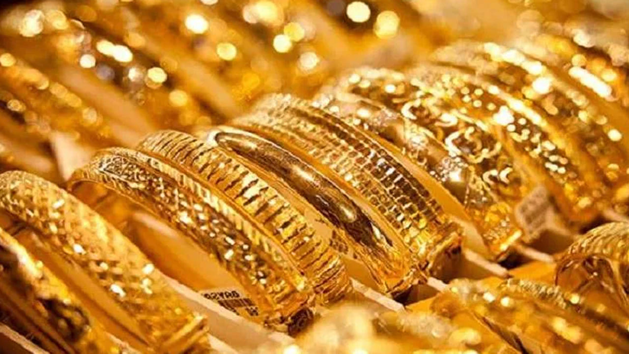 చైనా (China): ప్రపంచంలోనే అత్యధికంగా బంగారాన్ని ఉత్పత్తి చేసే దేశాల జాబితాలో చైనా మొదటి స్థానంలో నిలిచింది. గణంకాల ప్రకారం చైనా ఏటా దాదాపు 380 టన్నుల బంగారాన్ని ఉత్పత్తి చేస్తోంది. ఇది ప్రపంచ మొత్తం ఉత్పత్తిలో దాదాపు 10 శాతానికి సమానం. చైనాలోని షాన్డాంగ్, హెనాన్, జాయోయాంగ్ వంటి ప్రాంతాలలో భారీ ఎత్తున బంగారు గనుల తవ్వకాలు జరుగుతాయి. ఇక్కడ ఆసక్తికరమైన విషయం ఏంటంటే, చైనా ఎంత బంగారం ఉత్పత్తి చేసినా, అంతకంటే ఎక్కువ బంగారాన్ని వినియోగిస్తుంది.
