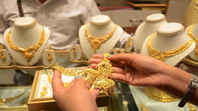 దిగి వస్తున్న బంగారం, వెండి ధరలు.. హైదరాబాద్‌లో తులం ధర ఎంతంటే..!