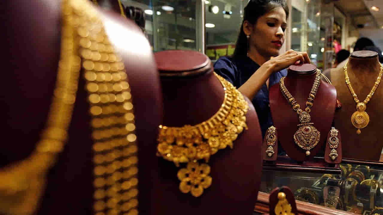 Gold Rates: బంగారం రూ.3 వేలు.. వెండి రూ.14 వేలు డౌన్.. కొనుగోలు చేసేవారికి భారీ ఊరట..