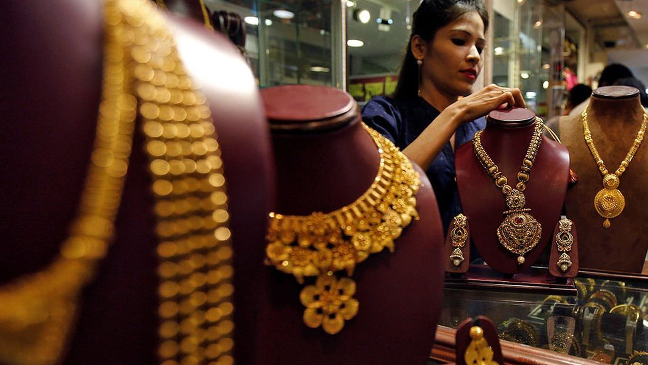 Gold Rates: బంగారం రూ.3 వేలు.. వెండి రూ.14 వేలు డౌన్.. కొనుగోలు చేసేవారికి భారీ ఊరట..