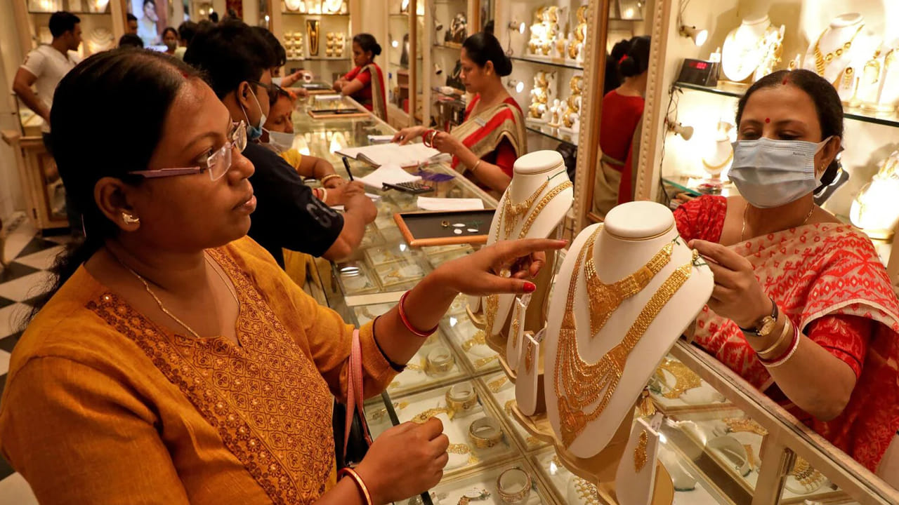 Gold Price Fall: మహిళలకు అదిరిపోయే శుభవార్త ఉంది. ఒక్క రోజు బంగారం, వెండి ధరలు రికార్డు స్థాయిలో పడిపోయాయి. బంగారం, వెండి అంటే భయపడే వారికి ఇది గుడ్న్యూస్ అనే చెప్పాలి. గత కొన్ని రోజులుగా రికార్డు స్థాయిలో పరుగులు పెడుతూ ఆందోళన కలిగిస్తున్న ధరలకు బ్రేకులు పడ్డాయి. రికార్డు స్థాయిలో ఊహించని రీతిలో దిగి వస్తున్నాయి.