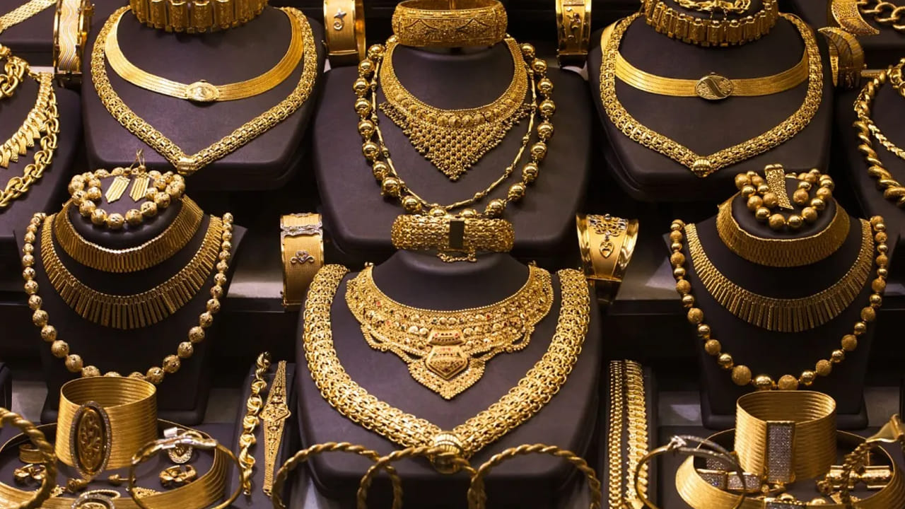 Gold Prices: బంగారం ధరలు మరోసారి ఢమాల్.. రేట్లలో ఊహించని మార్పులు.. ప్రస్తుతం తులం ఎంతంటే..?