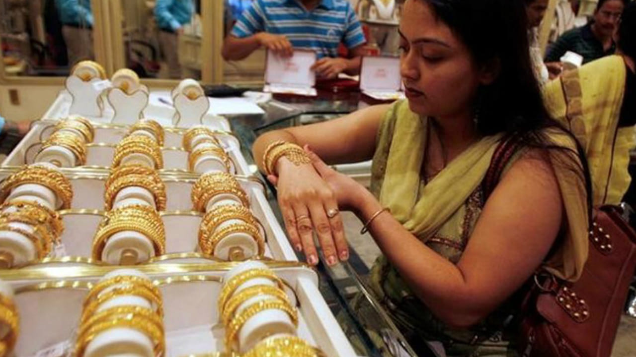 వరుసగా నాలుగో రోజు బంగారం, వెండి ధరలు పతనం