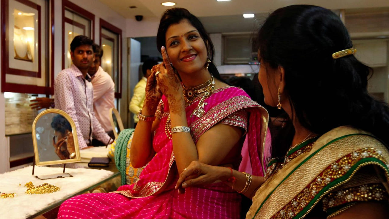 భారీగా పెరిగిన బంగారం ధరలు.. తులం ఎంతంటే..?