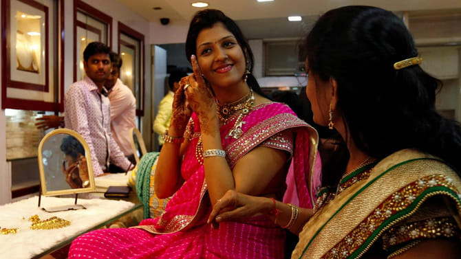 భారీగా పెరిగిన బంగారం ధరలు.. తులం ఎంతంటే..?