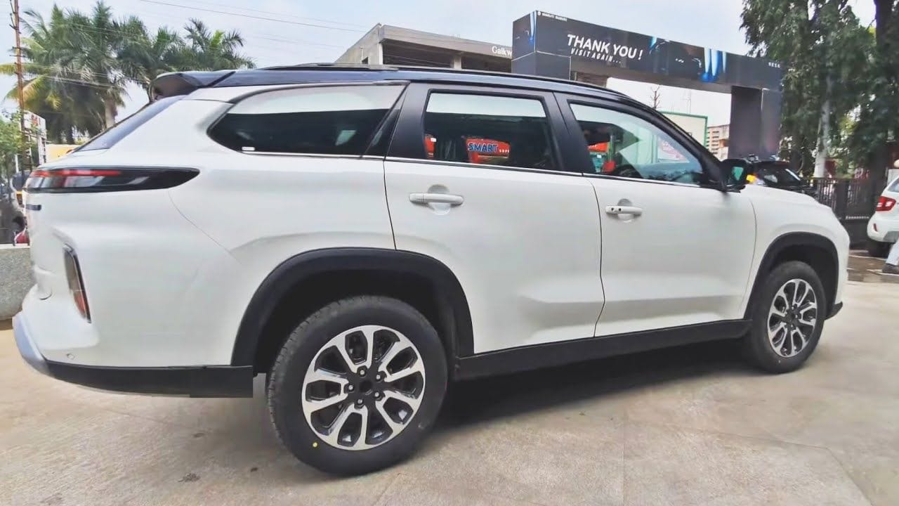 పెద్ద కుటుంబాల కోసం గ్రాండ్ విటారా 7-సీటర్: ఇప్పటికే మార్కెట్లో మంచి విజయాన్ని అందుకున్న గ్రాండ్ విటారా మోడల్‌ను ఇప్పుడు మరింత పెద్దగా మార్చబోతున్నారు. ఉమ్మడి కుటుంబాలు, ఎక్కువ మంది ప్రయాణించేందుకు వీలుగా దీనిని 'త్రీ-రో' (మూడు వరుసల సీట్లు) 7-సీటర్ వేరియంట్‌గా తీర్చిదిద్దుతున్నారు. ప్రస్తుతం ఉన్న 5-సీటర్ మోడల్ కంటే ఇది మరింత విలాసవంతంగా, విశాలమైన బూట్ స్పేస్‌తో రానుంది. టాటా సఫారీ, మహీంద్రా ఎక్స్‌యూవీ700 వంటి పెద్ద కార్లకు ఇది గట్టి పోటీ ఇవ్వనుంది.
