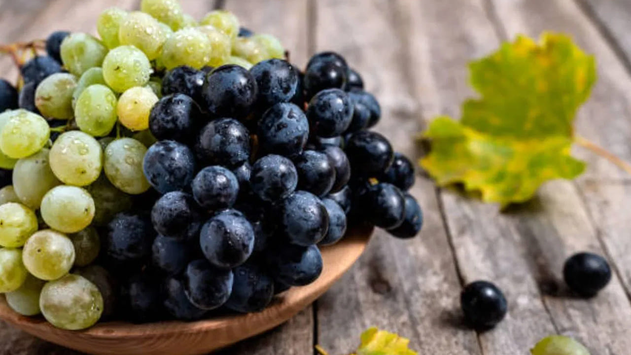 నల్ల ద్రాక్ష (Black Grapes) ప్రయోజనాలు: పోషకాల పరంగా చూస్తే, నల్ల ద్రాక్ష పచ్చ ద్రాక్ష కంటే ఒక అడుగు ముందే ఉంటుందని చెప్పవచ్చు. దీనికి ఉన్న ముదురు రంగుకు కారణం ఇందులో ఉండే ఆంథోసైనిన్స్ (Anthocyanins) అనే శక్తివంతమైన యాంటీఆక్సిడెంట్లు. ఇవి శరీరంలోని ఫ్రీ రాడికల్స్తో పోరాడి, కణాల నష్టాన్ని నివారిస్తాయి. నల్ల ద్రాక్షలో రెస్వెరాట్రాల్ అధిక మొత్తంలో ఉండటం వల్ల ఇది గుండె ఆరోగ్యాన్ని మెరుగుపరుస్తుంది, చెడు కొలెస్ట్రాల్ను తగ్గిస్తుంది. రక్తప్రసరణను సజావుగా ఉంచుతుంది. అంతేకాకుండా, ఇది చర్మ సౌందర్యానికి, వృద్ధాప్య ఛాయలను తగ్గించడానికి, మెదడు పనితీరును మెరుగుపరచడానికి అద్భుతంగా పనిచేస్తుంది.