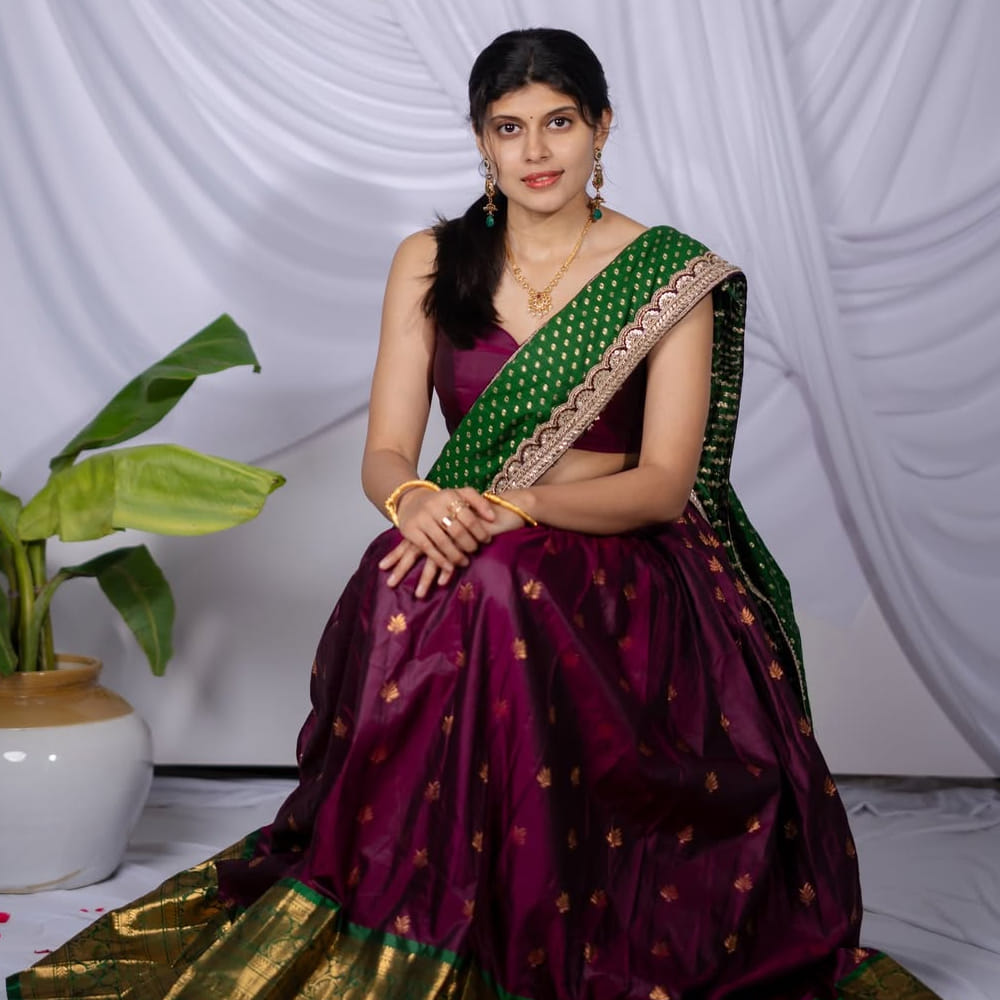 ప్రస్తుతం గ్రీష్మ నేత్రిక సోషల్ మీడియాలో పోస్ట్ చేస్తున్న ఫోటోలు ఇంటర్నెట్లో తెగ వైరల్ అవుతున్నాయి. అప్పటి చిన్నారి గ్రీష్మ, ఇప్పుడు ఎంతో అందంగా, స్టైలిష్గా మారిపోవడంతో నెటిజన్లు ఆశ్చర్యం వ్యక్తం చేస్తున్నారు. ఆమె గ్లామరస్ ఫోటోషూట్స్ చూస్తుంటే, త్వరలోనే ఆమె హీరోయిన్గా వెండితెరపై సత్తా చాటేందుకు సిద్ధమవుతోందని అర్థమవుతోంది. ఆమె స్టైలింగ్, ఫోటోల్లో కనిపిస్తున్న కాన్ఫిడెన్స్ చూస్తుంటే, గ్లామర్ ఇండస్ట్రీలో రాణించేందుకు కావాల్సిన లక్షణాలన్నీ ఆమెలో ఉన్నాయని సినీ విశ్లేషకులు అభిప్రాయపడుతున్నారు.