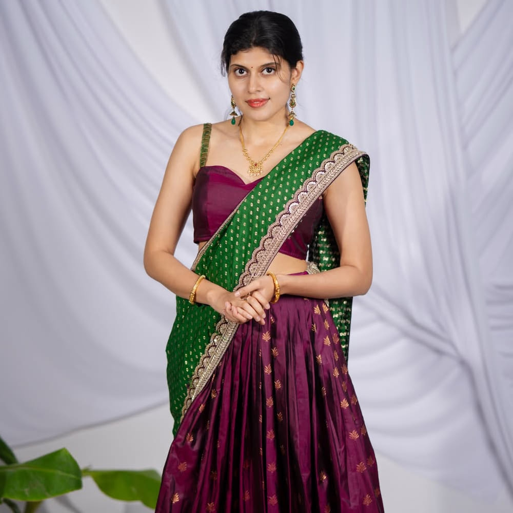 చైల్డ్ ఆర్టిస్ట్గా సక్సెస్ అందుకున్న గ్రీష్మ, ఇప్పుడు హీరోయిన్గా కూడా నిరూపించుకోవాలని ప్రయత్నిస్తున్నట్లు తెలుస్తోంది. తన తాజా ఫోటోలతో గ్లామర్ ప్రపంచానికి తాను సిద్ధమేనని సంకేతాలు ఇస్తోంది. ఆమె సోషల్ మీడియా పోస్టులకు అభిమానుల నుంచి, నెటిజన్ల నుంచి విశేష స్పందన లభిస్తోంది. ఒకప్పటి చైల్డ్ ఆర్టిస్ట్ ఇంతగా మారిపోవడంతో అభిమానులు ఆమె కొత్త ప్రాజెక్టుల గురించి ఆసక్తిగా ఎదురుచూస్తున్నారు. మరి గ్రీష్మ హీరోయిన్గా తన సెకండ్ ఇన్నింగ్స్ను ఎలా మొదలుపెడుతుందో చూడాలి!
