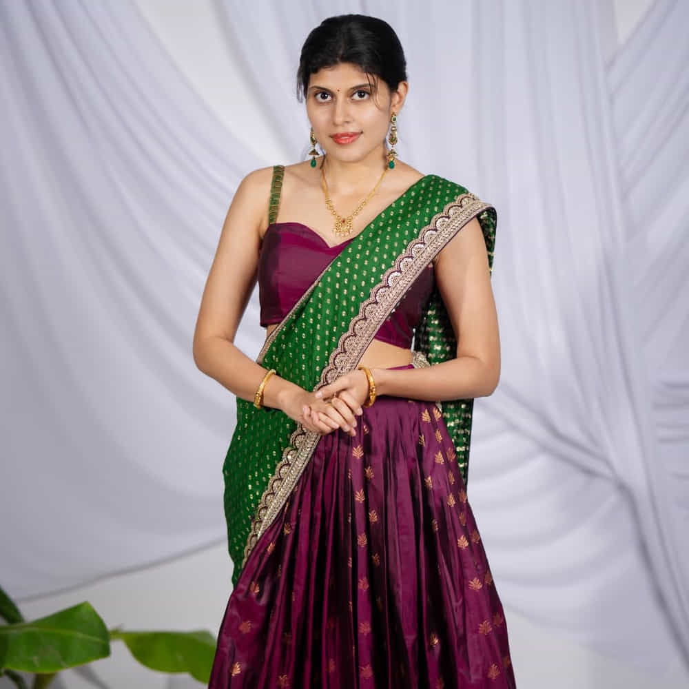 చైల్డ్ ఆర్టిస్ట్గా సక్సెస్ అందుకున్న గ్రీష్మ, ఇప్పుడు హీరోయిన్గా కూడా నిరూపించుకోవాలని ప్రయత్నిస్తున్నట్లు తెలుస్తోంది. తన తాజా ఫోటోలతో గ్లామర్ ప్రపంచానికి తాను సిద్ధమేనని సంకేతాలు ఇస్తోంది. ఆమె సోషల్ మీడియా పోస్టులకు అభిమానుల నుంచి, నెటిజన్ల నుంచి విశేష స్పందన లభిస్తోంది. ఒకప్పటి చైల్డ్ ఆర్టిస్ట్ ఇంతగా మారిపోవడంతో అభిమానులు ఆమె కొత్త ప్రాజెక్టుల గురించి ఆసక్తిగా ఎదురుచూస్తున్నారు. మరి గ్రీష్మ హీరోయిన్గా తన సెకండ్ ఇన్నింగ్స్ను ఎలా మొదలుపెడుతుందో చూడాలి!