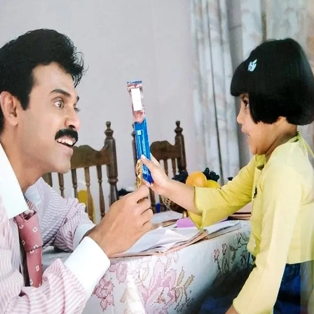 తెలుగు సినీ పరిశ్రమలో బాలనటులుగా అలరించి, ఆ తర్వాత కాలంలో ఎంతోమంది హీరోయిన్లుగా మారి తమదైన ముద్ర వేసుకున్నారు. ఈ జాబితాలో ఇప్పుడు తాజాగా వినిపిస్తున్న పేరు 'గ్రీష్మ నేత్రిక'. ఒకప్పుడు ఎంతోమంది అగ్రనటుల చిత్రాల్లో బాలనటిగా అల్లరి చేసిన గ్రీష్మ, ఇప్పుడు అద్భుతమైన మార్పుతో నెటిజన్లను ఆశ్చర్యపరుస్తోంది. 'మల్లీశ్వరి' వంటి క్లాసిక్ సినిమాల్లో బాలనటిగా నటించి అందరి దృష్టిని ఆకర్షించిన గ్రీష్మ, తన చిలిపి నటనతో ప్రేక్షకులను అలరించింది. కేవలం మల్లీశ్వరి మాత్రమే కాకుండా 'అమ్ములు', 'అశోక్', 'కొంచెం ఇష్టం కొంచెం కష్టం', 'ప్రస్థానం', 'పంచాక్షరి', 'ఏమో గుర్రం ఎగరవచ్చు' వంటి పలు చిత్రాల్లో ఆమె చైల్డ్ ఆర్టిస్ట్గా మెప్పించింది. ఆ సినిమాల్లో ఆమె కనిపించిన తీరు, అభినయం ఇప్పటికీ చాలామందికి గుర్తే.
