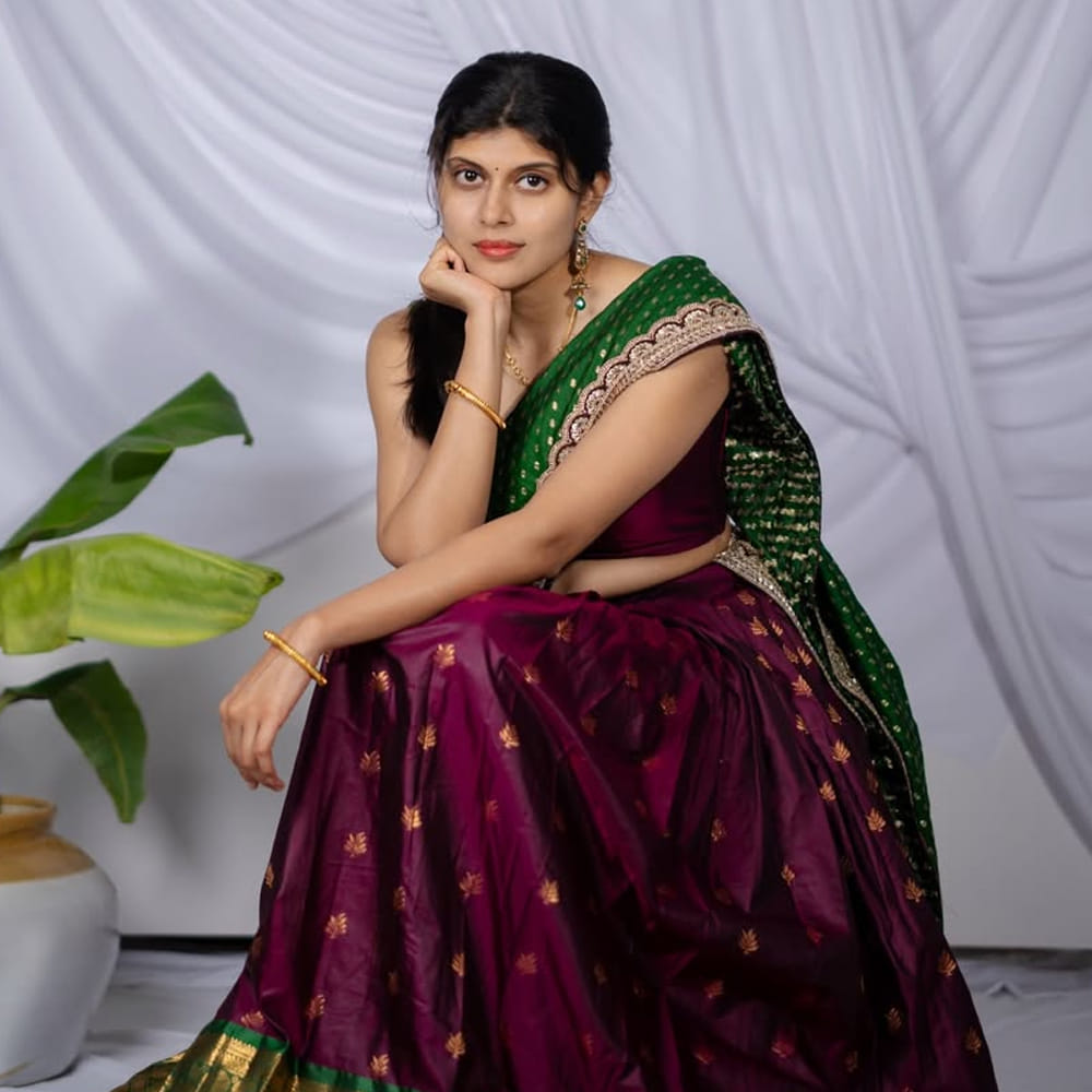 చైల్డ్ ఆర్టిస్ట్గా దాదాపు 30కి పైగా చిత్రాల్లో నటించి మెప్పించిన ఆమె, ప్రస్తుతం హీరోయిన్గా ఎంట్రీ ఇచ్చేందుకు సిద్ధమవుతోంది. సినిమాల్లో నటిస్తూనే గ్రీష్మ తన చదువును విజయవంతంగా పూర్తి చేశారు. నటనతో పాటు ఆమె క్లాసికల్ డ్యాన్స్ (కూచిపూడి) కూడా నేర్చుకున్నారు. చైల్డ్ ఆర్టిస్ట్గా చూసిన ప్రేక్షకులు, తాజాగా ఆమె సోషల్ మీడియాలో షేర్ చేస్తున్న ఫోటోలను చూసి ఆశ్చర్యపోతున్నారు. అప్పటి చిన్నారి గ్రీష్మ ఇప్పుడు ఎంతో స్టైలిష్గా, గ్లామరస్గా మారిపోయారు.