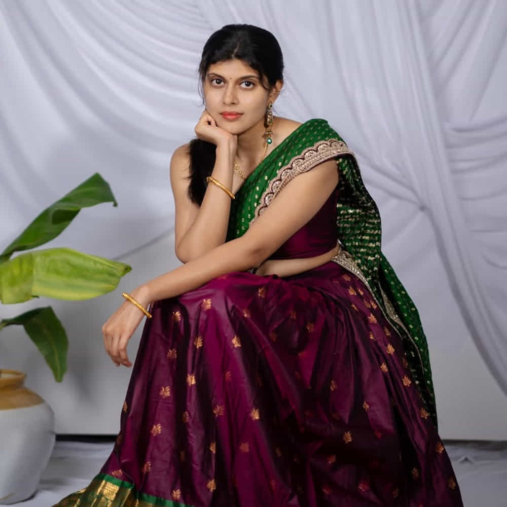 చైల్డ్ ఆర్టిస్ట్గా దాదాపు 30కి పైగా చిత్రాల్లో నటించి మెప్పించిన ఆమె, ప్రస్తుతం హీరోయిన్గా ఎంట్రీ ఇచ్చేందుకు సిద్ధమవుతోంది. సినిమాల్లో నటిస్తూనే గ్రీష్మ తన చదువును విజయవంతంగా పూర్తి చేశారు. నటనతో పాటు ఆమె క్లాసికల్ డ్యాన్స్ (కూచిపూడి) కూడా నేర్చుకున్నారు. చైల్డ్ ఆర్టిస్ట్గా చూసిన ప్రేక్షకులు, తాజాగా ఆమె సోషల్ మీడియాలో షేర్ చేస్తున్న ఫోటోలను చూసి ఆశ్చర్యపోతున్నారు. అప్పటి చిన్నారి గ్రీష్మ ఇప్పుడు ఎంతో స్టైలిష్గా, గ్లామరస్గా మారిపోయారు.