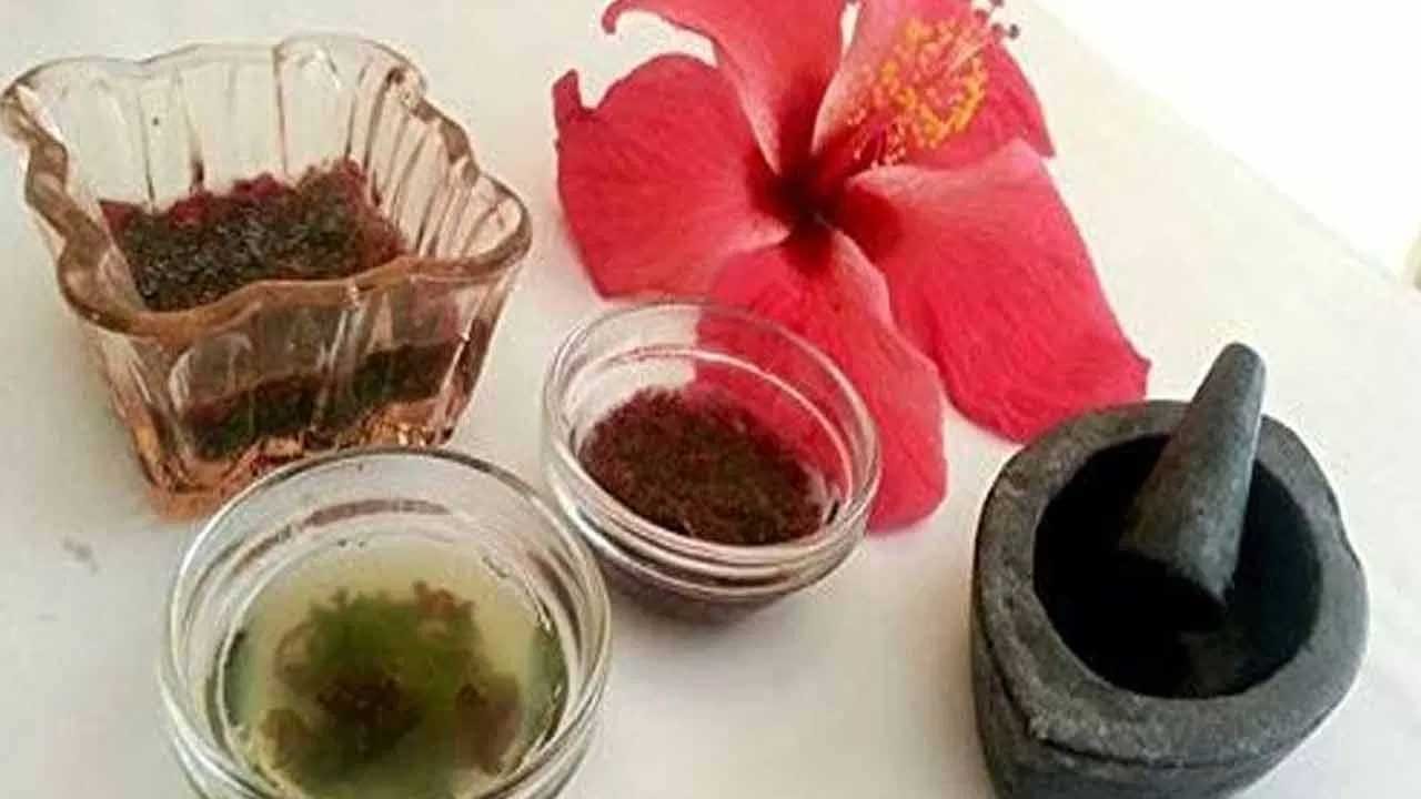 నూనె తయారీకి కావాల్సిన పదార్థాలు : కొబ్బరి నూనె, మందార పువ్వులు, మందార ఆకులు, అలోవేరా, మెంతి గింజలు, ఉల్లిపాయ పొట్టు, కరివేపాకు.