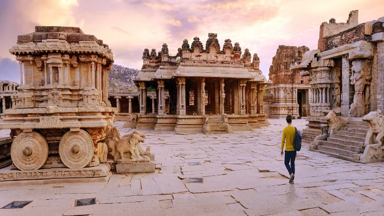 హంపి (కర్ణాటక): యునెస్కో (UNESCO) ప్రపంచ వారసత్వ ప్రదేశమైన హంపి.. చరిత్రను ఇష్టపడే వారికి ఒక బహిరంగ మ్యూజియం లాంటిది. పురాతన శిల్పకళా వైభవం, తుంగభద్ర నది అందాలు ఇక్కడ మనల్ని కట్టిపడేస్తాయి. సోలో ట్రావెలర్స్ ఇక్కడ సైకిల్ లేదా బైక్ అద్దెకు తీసుకుని హాయిగా తిరగొచ్చు. సురక్షితమైన వాతావరణం, తక్కువ బడ్జెట్లోనే వసతి లభించడం వల్ల ఒంటరి ప్రయాణానికి ఇది ఎంతో అనుకూలం.