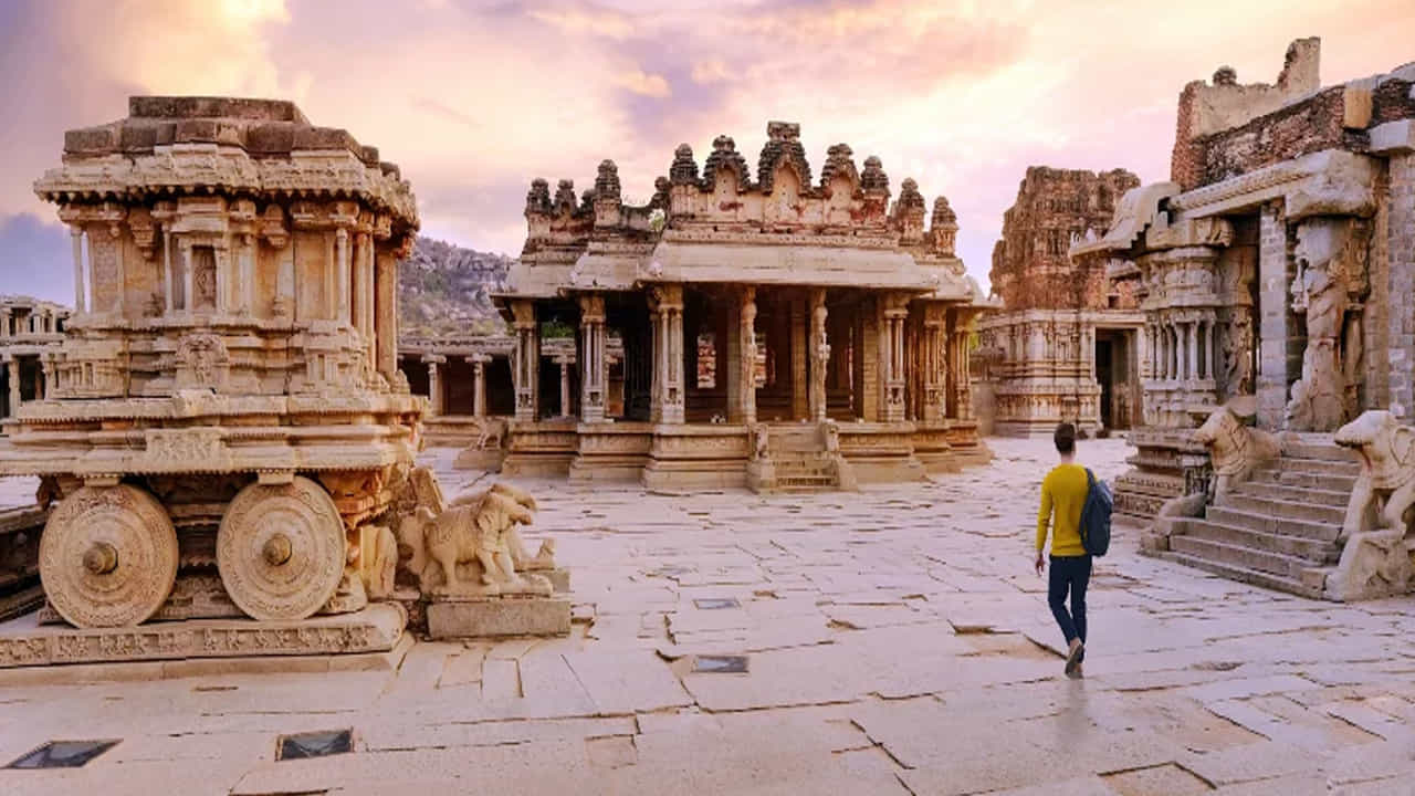 హంపి (కర్ణాటక): యునెస్కో (UNESCO) ప్రపంచ వారసత్వ ప్రదేశమైన హంపి.. చరిత్రను ఇష్టపడే వారికి ఒక బహిరంగ మ్యూజియం లాంటిది. పురాతన శిల్పకళా వైభవం, తుంగభద్ర నది అందాలు ఇక్కడ మనల్ని కట్టిపడేస్తాయి. సోలో ట్రావెలర్స్ ఇక్కడ సైకిల్ లేదా బైక్ అద్దెకు తీసుకుని హాయిగా తిరగొచ్చు. సురక్షితమైన వాతావరణం, తక్కువ బడ్జెట్లోనే వసతి లభించడం వల్ల ఒంటరి ప్రయాణానికి ఇది ఎంతో అనుకూలం.