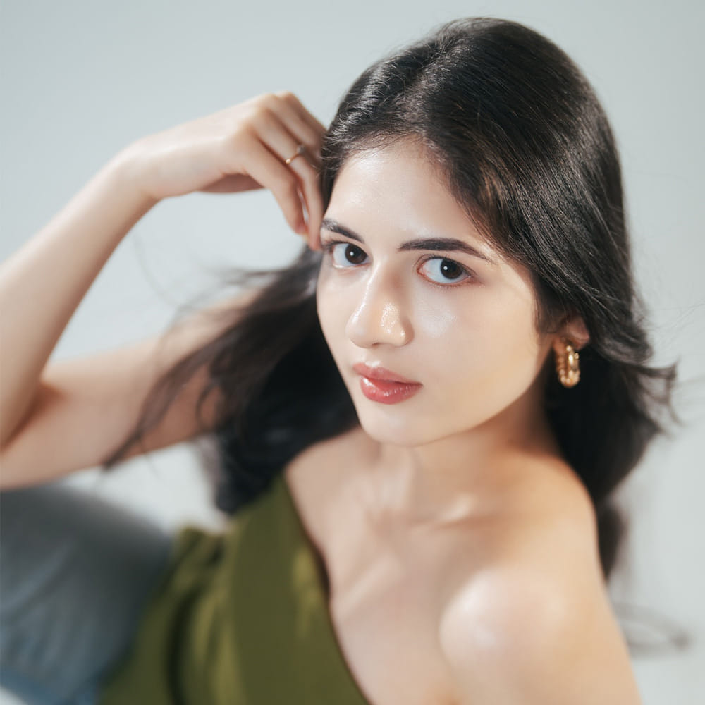 సినిమా ఇండస్ట్రీలో చైల్డ్ ఆర్టిస్టులుగా ఎంట్రీ ఇచ్చి, తమ క్యూట్ లుక్స్‌తో ప్రేక్షకుల మనసులు గెలుచుకునే బాలనటులు చాలామంది ఉంటారు. అయితే అందులో కొందరు మాత్రమే జీవితాంతం గుర్తుండిపోయే బలమైన ముద్ర వేస్తారు. అలాంటి వారిలో బాలీవుడ్ స్టార్ హీరో సల్మాన్ ఖాన్ నటించిన బ్లాక్‌బస్టర్ చిత్రం 'బజరంగీ భాయిజాన్' ఫేమ్ హర్షాలీ మల్హోత్రా ఒకరు.
