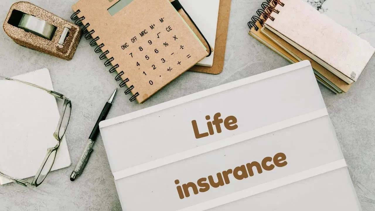 Insurance Claim Rejecting: ఆరోగ్య బీమా తీసుకున్నప్పటికీ కష్టకాలంలో బీమా కంపెనీలు క్లెయిమ్‌లను ఎలా తిరస్కరిస్తాయో తెలియజేసే ఒక దిగ్భ్రాంతికరమైన కేసు వెలుగులోకి వచ్చింది. ఆంధ్రప్రదేశ్‌కు చెందిన ఒక సాఫ్ట్‌వేర్ ఇంజనీర్ తల్లి హత్య, తండ్రిపై జరిగిన ఘోరమైన దాడి తర్వాత చికిత్స కోసం చేసిన బీమా క్లెయిమ్‌ను ఆ రోగికి మద్యం సేవించే అలవాటు ఉందని పేర్కొంటూ హెచ్‌డిఎఫ్‌సి ఎర్గో జనరల్ ఇన్సూరెన్స్ కంపెనీ తిరస్కరించింది. కానీ ఆ కొడుకు ధైర్యం కోల్పోకుండా వినియోగదారుల కోర్టులో న్యాయపోరాటం చేసి, బీమా కంపెనీ ఏకపక్ష వైఖరికి వ్యతిరేకంగా ఘన విజయం సాధించాడు. బీమా మొత్తాన్ని వడ్డీతో సహా చెల్లించాలని జిల్లా వినియోగదారుల వివాదాల పరిష్కార కమిషన్ ఆ బీమా కంపెనీని కఠినంగా ఆదేశించింది.