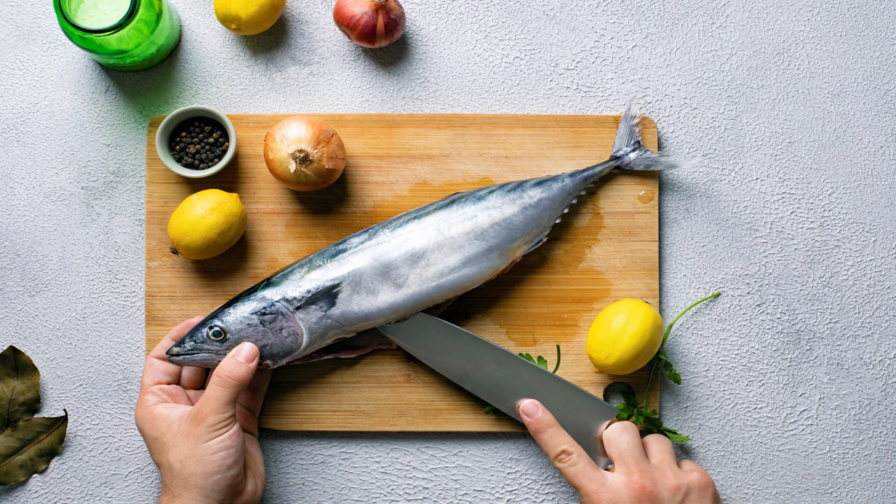 బాసా (Basa Fish): బాసా చేప మార్కెట్లో సులభంగా దొరుకుతుంది. దీని రుచి చాలా తేలికగా (mild) ఉండి, మాంసం వెన్నలా కరిగిపోతుంది. ఇందులో ముళ్లు అసలుండవు కాబట్టి చిన్న పిల్లలకు ఫిష్ ఫింగర్స్ లేదా ఫ్రై లాగా చేసి పెట్టడానికి ఇది బెస్ట్ ఆప్షన్. ఇది ప్రోటీన్కు ఒక అద్భుతమైన మూలం. పిల్లలలో కండరాల, శరీర పెరుగుదలకు సహాయపడుతుంది. దీనిని వేపుడు కూరలుగా, లేదా ఫిష్ ఫింగర్స్గా సులభంగా తయారు చేసుకోవచ్చు.
