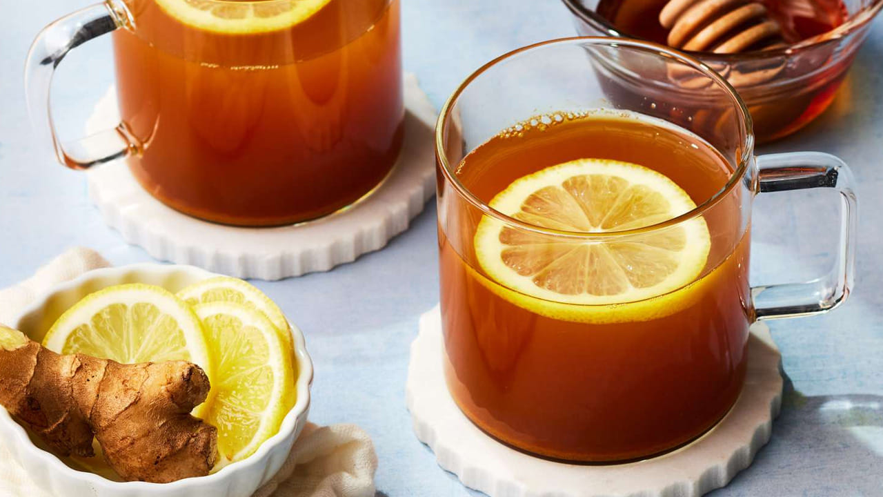 మొదటిది అల్లం - పసుపు హెర్బల్ టీ (Ginger Turmeric Tea). అల్లం మరియు పసుపు రెండింటిలోనూ శక్తివంతమైన యాంటీ ఇన్ఫ్లమేటరీ, యాంటీ ఆక్సిడెంట్ గుణాలు పుష్కలంగా ఉన్నాయి. ఒక గ్లాసు నీటిలో కొద్దిగా అల్లం ముక్క, పావు చెంచా పసుపు వేసి బాగా మరిగించాలి. ఆ నీటిని వడకట్టి, కొద్దిగా నిమ్మరసం, తేనె కలుపుకుని తాగాలి. ఇది శరీరంలో చేరిన హానికరమైన టాక్సిన్లను బయటకు పంపడమే కాకుండా, గొంతు నొప్పి మరియు దగ్గు నుండి తక్షణ ఉపశమనాన్ని ఇస్తుంది.