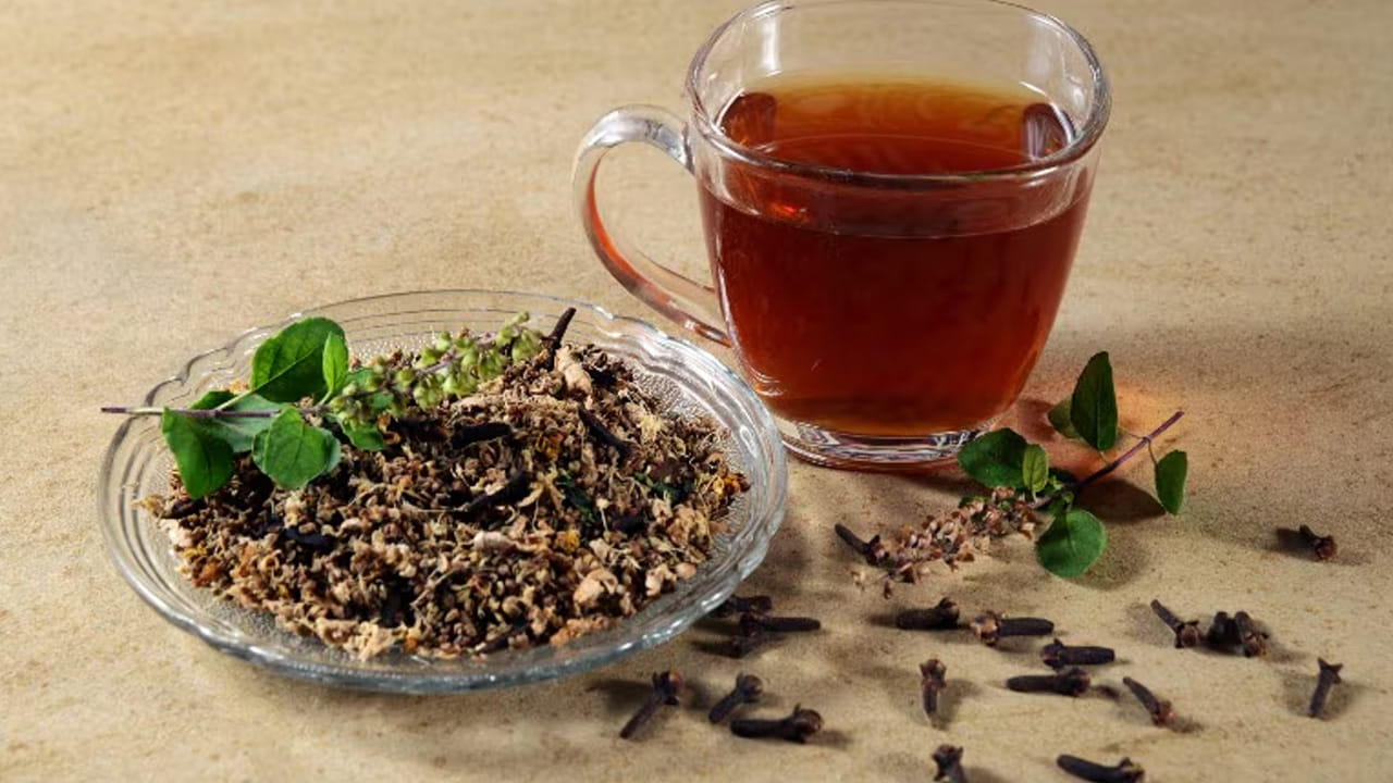 రెండవది తులసి - మిరియాల కాషాయం టీ (Tulsi Black Pepper Tea). ఆయుర్వేదంలో తులసికి ఉన్న ప్రాధాన్యత అంతా ఇంతా కాదు. గుప్పెడు తులసి ఆకులు, నాలుగు దంచిన మిరియాలు, చిన్న ముక్క దాల్చినచెక్కను నీటిలో వేసి సగం అయ్యే వరకు మరిగించాలి. ఈ టీ తాగడం వల్ల శ్వాసకోశ వ్యవస్థ క్లియర్ అవుతుంది. ముఖ్యంగా వర్షాకాలంలో వచ్చే వైరల్ జ్వరాలను నివారించడంలో ఈ టీ రక్షణ కవచంలా పనిచేస్తుంది.