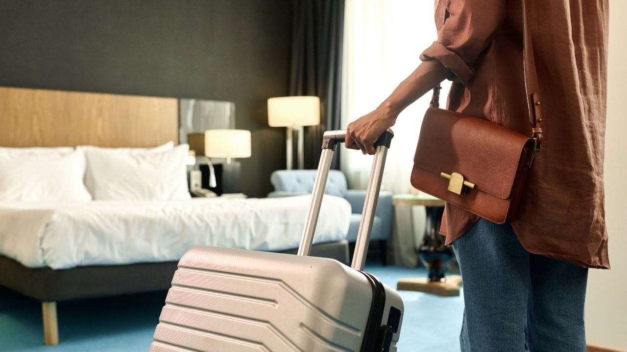 Hotel Room Safety Tips: మనం ఏదైనా కొత్త హోటల్ గదిలోకి వెళ్లినప్పుడు మన లగేజీని కింద పెట్టకముందే, అలాగే ఏ ఒక్క స్విచ్ కూడా ఆన్ చేయకముందే.. కాసేపు తలుపు దగ్గరే నిలబడి గదిని నిశితంగా గమనించాలి. గది మొత్తం చీకటిగా ఉన్నప్పుడు అక్కడ ఏవైనా హిడెన్ కెమెరాలు (రహస్య కెమెరా‌లు) ఉంటే సులభంగా కనిపెట్టవచ్చు. ఎందుకంటే చీకట్లో కెమెరాకు ఉండే చిన్న ఎరుపు లేదా పచ్చని లైట్ వెలుగు మనకు స్పష్టంగా కనిపిస్తుంది. అందుకే లైట్లు వేయడానికి ముందే బెడ్ రూమ్, బాత్రూమ్, అద్దాలు, కిటికీలను ఒకసారి చీకట్లోనే పరిశీలించడం ఎంతో సురక్షితం.