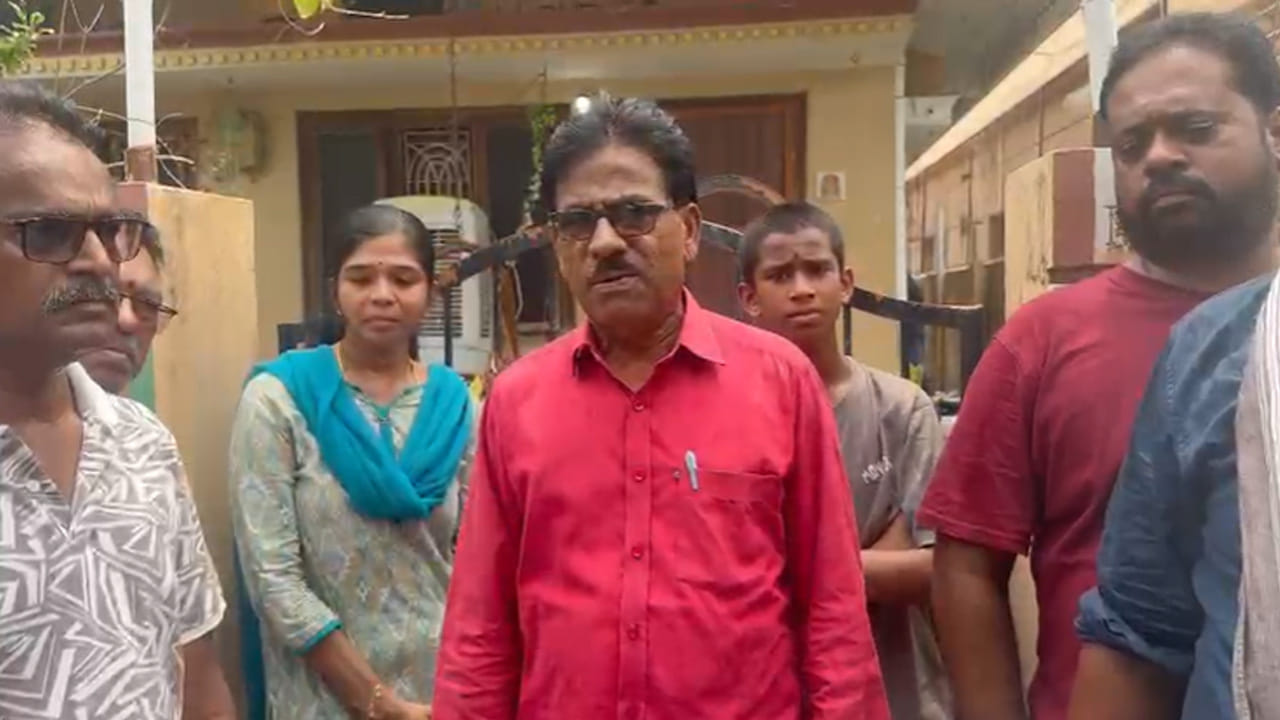 మానవత్వం మరిచిన ఇంటి యజమాని.. మృతదేహాలను ఇంట్లోకి రానివ్వకుండా గేటుకు తాళం