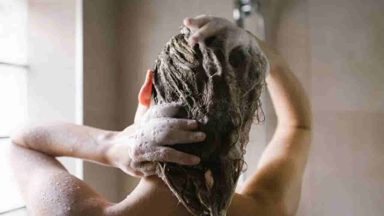 Hair wash: రోజూ తల స్నానం చేస్తున్నారా?.. మీ జుట్టు రకాన్ని బట్టి వారానికి ఎన్ని సార్లు చేయాలో తెలుసుకోండి