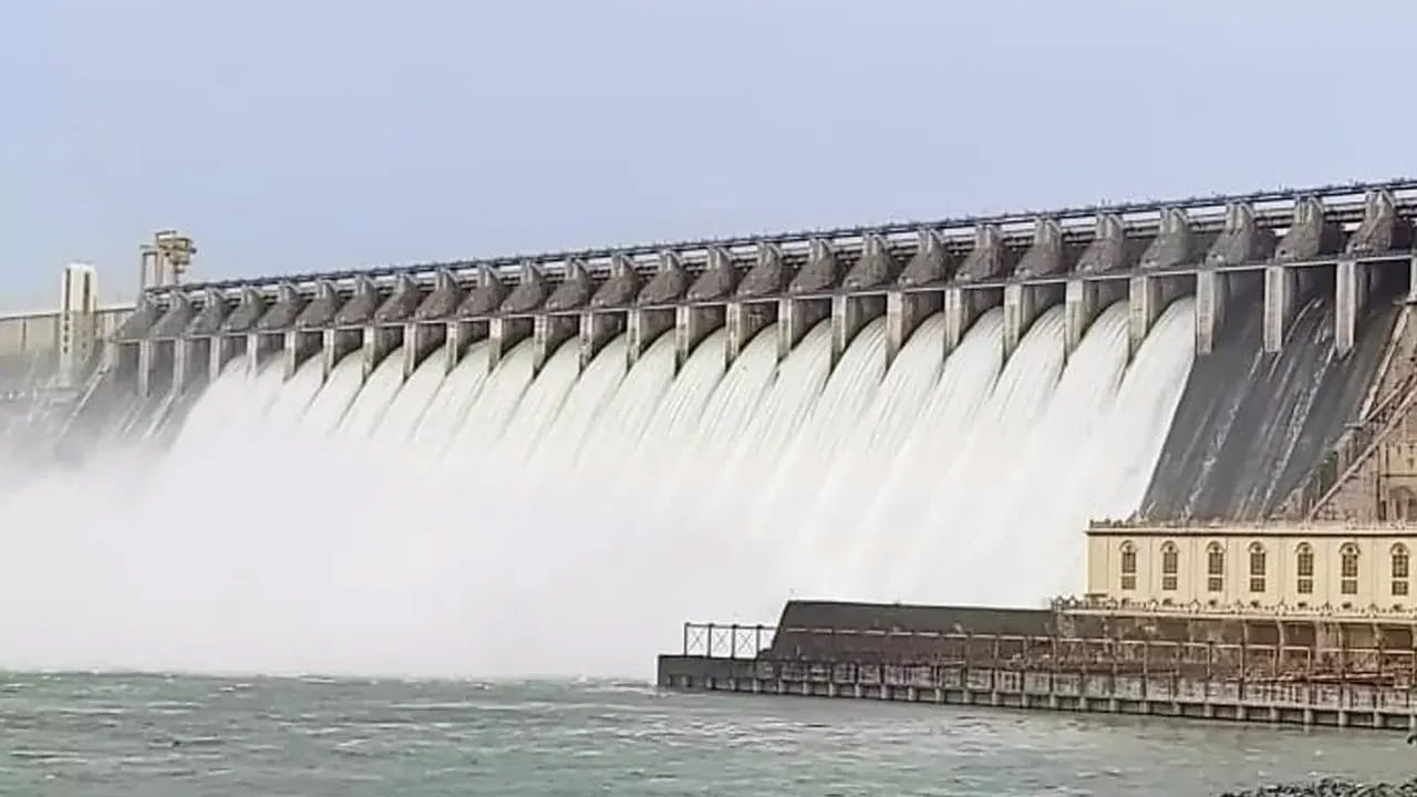 నాగార్జున సాగార్ : వర్షాకాలంలో తప్పకుండా నాగార్జున సాగర్ చూడాల్సిందే.  ఈ అద్భుతమైన ఆనకట్ట ప్రతి ఒక్కరినీ ఆకట్టుకుంటుంది. స్పిల్‌వే గేట్లు అద్భుతమైన దృశ్యాలు చాలా అద్భుతంగా ఉంటాయి.