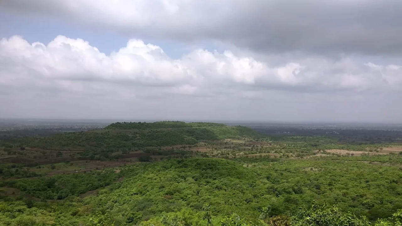 అనంతగిరి కొండలు : హైదరాబాద్‌కు సుమారు 80 కిలోమీటర్ల దూరంలో ఉండే, అనంతగిరి కొండలు, పర్యాటకులను ఎంతగానో ఆకట్టుకుంటాయి. చాలా మంది వెళ్లే ఫేమస్ ప్లేస్‌లో ఇది ముందుంటుంది. ఇక ఈ మూన్ సూన్ సమయంలో ఇక్కడి వాతావరణం చాలా అద్భుతంగా ఉంటుంది. పచ్చదనం, పొగమంచు, అందమైన చెట్లతో చాలా బాగుంటుంది. పర్యాటకులకు చాలా బెస్ట్ ప్లేస్ ఇది.