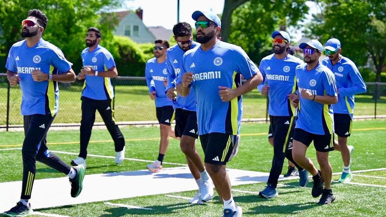 India vs Afghanistan ODI Squad 2026: ముల్లాంపూర్లో అఫ్గానిస్తాన్తో జరిగిన టెస్టు మ్యాచ్లో సెలవు ప్రకటించినట్లుగా టీమిండియా కేవలం మూడు రోజుల్లోనే ప్రత్యర్థిని మట్టికరిపించింది. ఇన్నింగ్స్ 300 పరుగుల భారీ తేడాతో సరికొత్త రికార్డు సృష్టించిన శుభ్మన్ గిల్ సేన, అదే ఊపుతో వన్డే సిరీస్ను కైవసం చేసుకోవాలని చూస్తోంది. భారత్, అఫ్గానిస్తాన్ మధ్య మూడు మ్యాచ్ల వన్డే సిరీస్ జరగనుంది. అయితే తొలి వన్డే షెడ్యూల్లో బీసీసీఐ స్వల్ప మార్పులు చేసింది. ముందుగా నిర్ణయించిన జూన్ 14వ తేదీ కంటే ఒక రోజు ముందుగానే, అంటే జూన్ 13న ధర్మశాలలో మొదటి వన్డే జరగనుంది. మిగిలిన రెండు మ్యాచ్ల షెడ్యూల్లో ఎలాంటి మార్పు లేదు. జూన్ 17న లక్నోలో రెండో వన్డే, జూన్ 20న చెన్నైలో చివరి వన్డే మ్యాచ్ జరగనున్నాయి.