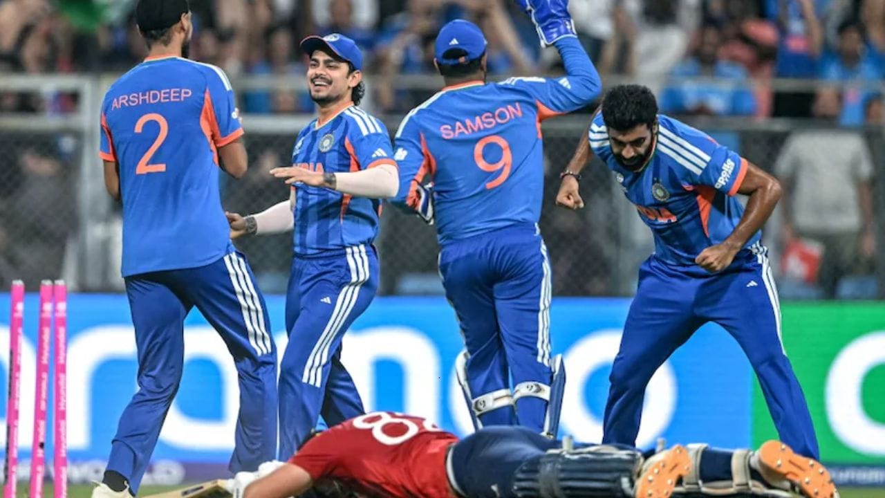 అఫ్గానిస్థాన్తో సిరీస్ ముగిసిన మరుసటి రోజే బీసీసీఐ ఈ నిర్ణయాన్ని వెల్లడించింది. గాయం కారణంగా గత సిరీస్కు దూరమైన సీనియర్ బ్యాటర్ విరాట్ కోహ్లీ తిరిగి జట్టులోకి వచ్చాడు. అయితే, 37 ఏళ్ల కోహ్లీ ఆడటం అనేది ఆయన శారీరక సామర్థ్యంపైనే ఆధారపడి ఉంటుంది. జూన్ 22న జరగబోయే ఫిట్నెస్ పరీక్షల్లో ఉత్తీర్ణత సాధిస్తేనే ఆయనకు గ్రీన్ సిగ్నల్ లభిస్తుంది. మరోవైపు అక్షర్ పటేల్, జస్ప్రీత్ బుమ్రా జట్టులోకి పునరాగమనం చేశారు. ఐపీఎల్లో ఆశించిన స్థాయిలో రాణించకపోయినా బుమ్రాకు చోటు దక్కింది. కానీ, అద్భుతమైన ఫామ్లో ఉండి, జట్టుకు విజయాలు అందించిన ముగ్గురు ఆటగాళ్లను సెలెక్టర్లు పూర్తిగా విస్మరించడం గమనార్హం.