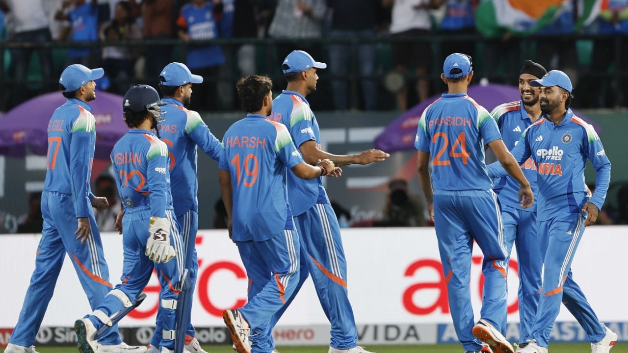India vs England ODI series 2026: ప్రస్తుతం ఆఫ్ఘనిస్తాన్తో జరుగుతున్న వన్డే సిరీస్ జూన్ 20తో ముగియనుంది. ఆ వెంటనే జులై నెలలో టీమిండియా ఇంగ్లాండ్ పర్యటనకు వెళ్లనుంది. అక్కడ ఇరు జట్ల మధ్య మూడు మ్యాచ్ల వన్డే సిరీస్ జరగనుంది. జులై 14న ఎడ్జ్బాస్టన్ వేదికగా తొలి వన్డే, జులై 16న సోఫియా గార్డెన్స్లో రెండో వన్డే, ఇక క్రికెట్ మక్కాగా పిలిచే లార్డ్స్ మైదానంలో జులై 19న ఆఖరి వన్డే జరగనుంది. ఆఫ్ఘనిస్తాన్తో పోలిస్తే ఇంగ్లాండ్ స్వదేశంలో అత్యంత ప్రమాదకరమైన జట్టు కాబట్టి, ఈ సిరీస్ను భారత సెలెక్టర్లు అత్యంత ప్రతిష్టాత్మకంగా తీసుకుంటున్నారు.