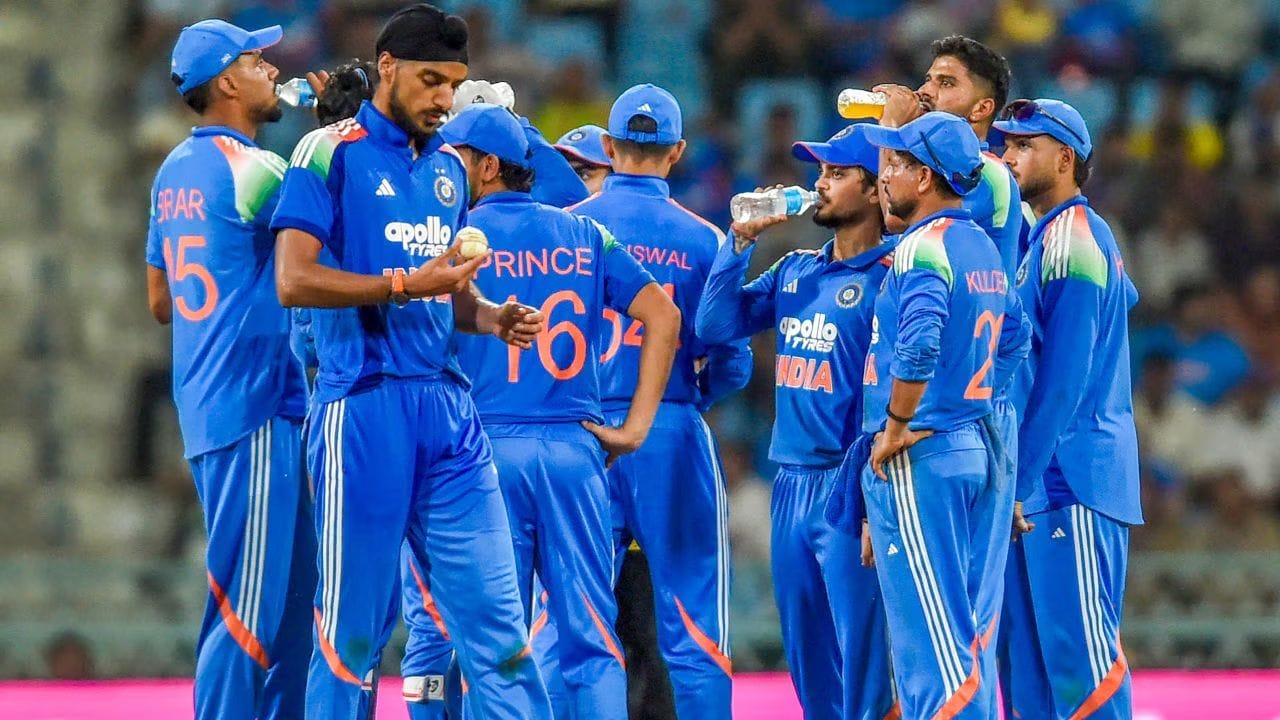 మేనేజ్‌మెంట్‌ను వేధిస్తున్న ప్రపంచకప్ ఆందోళన: మరో ఏడాదిలో రాబోయే 2027 వన్డే ప్రపంచకప్ దక్షిణాఫ్రికా, జింబాబ్వే, నమీబియా వేదికలుగా జరగనుంది. అక్కడి పిచ్‌లపై టీమ్ ఇండియా సమతుల్యత దెబ్బతినకుండా ఉండాలంటే హార్దిక్ లాంటి పేస్ బౌలింగ్ ఆల్‌రౌండర్ జట్టుకు ప్రాణాధారం. బ్యాటింగ్‌లో మెరుపులు మెరిపిస్తూ, బౌలింగ్‌లో ప్రత్యర్థులను వణికించే సత్తా ఉన్న హార్దిక్ పదే పదే గాయాల బారిన పడటం ఇప్పుడు జట్టు యాజమాన్యానికి పెద్ద తలనొప్పిగా మారింది. గత వన్డే ప్రపంచకప్‌లోనూ అతను మధ్యలోనే గాయపడి టోర్నీ మొత్తానికి దూరం కావడంతో భారత్ భారీ మూల్యాన్నే చెల్లించుకుంది.
