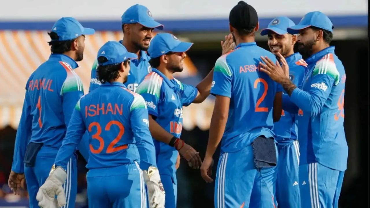 Hardik Pandya Quad Injury: ఒక గాయం నుంచి కోలుకునేలోపే మరో దెబ్బ!: ఐపీఎల్ 2026 సీజన్ లో వెన్నునొప్పితో బాధపడిన హార్దిక్ పాండ్యా, ఎలాగైనా ఆఫ్ఘనిస్తాన్ సిరీస్ సమయానికి కోలుకుంటాడని అందరూ ఆశించారు. అనుకున్నట్టుగానే ఆ గాయం నుంచి కోలుకున్నప్పటికీ, దురదృష్టవశాత్తూ చివరి నిమిషంలో కాలు మడమ పీకడంతో ఆఫ్ఘన్ వన్డేలకు దూరమయ్యాడు. అయితే, వచ్చే నెల జులై 14 నుంచి ప్రారంభం కానున్న ఇంగ్లాండ్ పర్యటన నాటికైనా మన స్టార్ ఆల్‌రౌండర్ జట్టులోకి వస్తాడని యావత్ భారత్ ఆశగా ఎదురుచూసింది. కానీ, ఇప్పుడు ఆ ఆశలపై నీళ్లు చల్లుతూ అతను ఇంగ్లాండ్ సిరీస్‌కు కూడా అందుబాటులో ఉండటం లేదనే చేదు నిజం వెలుగులోకి వచ్చింది.