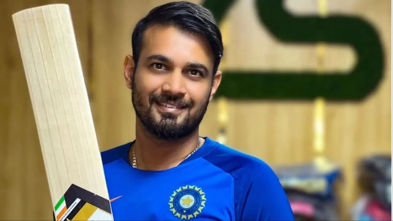 సిద్ధార్థ్ కౌల్ (2018): ఐర్లాండ్లో టీ20 అరంగేట్రం చేసిన మొదటి భారత ఆటగాడిగా ఈ ఫాస్ట్ బౌలర్ నిలిచాడు. 2018 పర్యటనలో డబ్లిన్ వేదికగా జరిగిన మ్యాచ్లో సిద్ధార్థ్ భారత్ తరపున 75వ ఆటగాడిగా బరిలోకి దిగాడు.