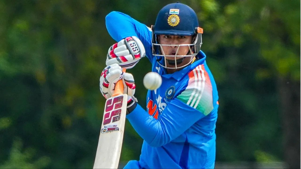 Vaibhav Sooryavanshi T20 Debut: 26 జూన్ 2026 నుంచి ప్రారంభం కానున్న భారత్-ఐర్లాండ్ టీ20 సిరీస్లో అందరి కళ్ళు ఒకే ఒక్కరిపైనే ఉన్నాయి. కేవలం 15 ఏళ్ల వయసులోనే టీమ్ ఇండియా పిలుపు అందుకున్న యువ సంచలనం వైభవ్ సూర్యవంశీ అంతర్జాతీయ అరంగేట్రానికి కౌంట్డౌన్ మొదలైంది. ఈ సిరీస్లో వైభవ్ బరిలోకి దిగితే, ఐర్లాండ్ గడ్డపై టీ20 అరంగేట్రం చేసిన భారత క్రికెటర్ల సరసన నిలవడమే కాకుండా ఒక అరుదైన రికార్డును తన ఖాతాలో వేసుకోనున్నాడు.