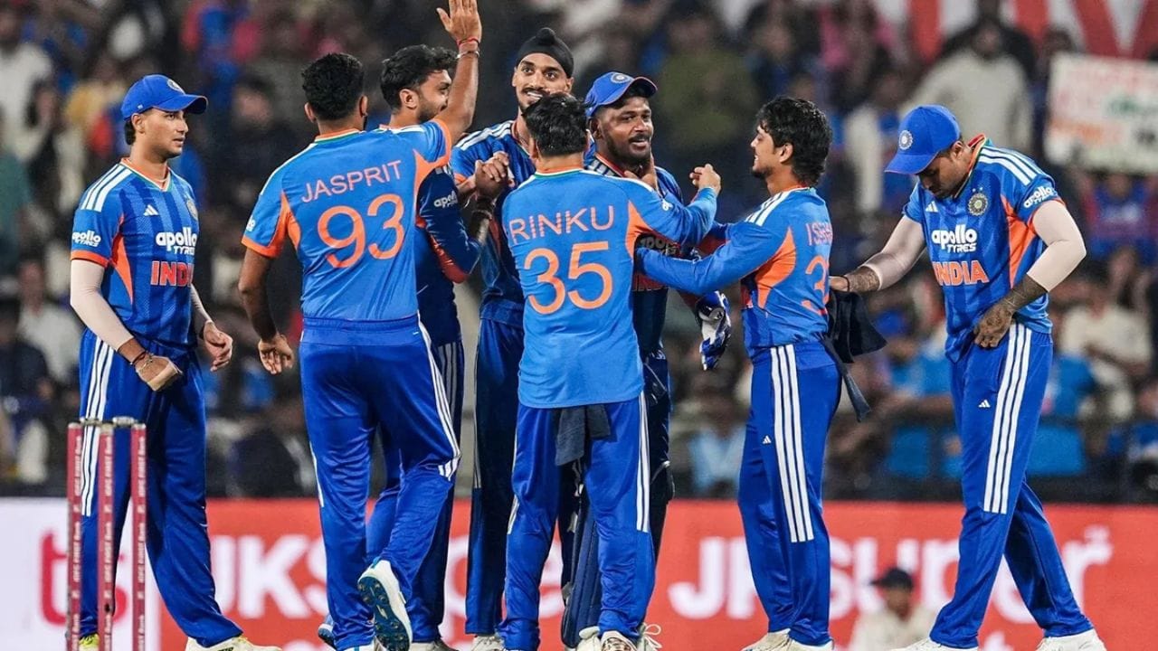 India vs Ireland T20 Series: భారత క్రికెట్ జట్టు గత రెండు టీ20 ప్రపంచకప్‌లలో అద్భుతమైన ప్రదర్శనతో విశ్వవిజేతగా నిలిచింది. 2024లో రోహిత్ శర్మ సారథ్యంలో దక్షిణాఫ్రికాను ఓడించి ట్రోఫీని కైవసం చేసుకోగా, ఆ తర్వాత 2026లో సూర్యకుమార్ యాదవ్ కప్ గెలిపించి చరిత్ర సృష్టించారు. వరుసగా రెండుసార్లు ఈ పొట్టి ఫార్మాట్‌లో ఛాంపియన్‌గా నిలిచిన ఏకైక జట్టుగా భారత్ రికార్డు సృష్టించింది. అయితే, చరిత్ర అక్కడితో ఆగిపోదు. ఇప్పుడు సెలక్టర్ల చూపు 2028 టీ20 ప్రపంచకప్‌పై పడింది. అందుకోసం ఇప్పటి నుంచే జట్టును సిద్ధం చేసే పనిలో పడ్డారు. ఈ క్రమంలోనే ఐర్లాండ్, ఇంగ్లాండ్ పర్యటనలు అత్యంత కీలకంగా మారాయి. గాయాలు, ఆటగాళ్ల మార్పుల మధ్య ఈ పర్యటన కోసం జట్టును ఎంపిక చేశారు. అయితే ఈ సిరీస్ కొందరు ఆటగాళ్లకు జీవన్మరణ సమస్యగా మారింది.