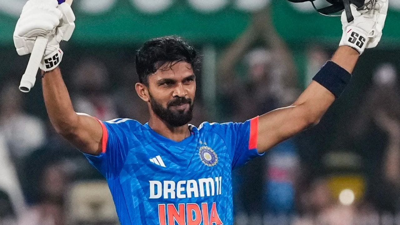 ఆ నలుగురిపై వేటు.. ఇంగ్లాండ్ టూర్కు దూరం..: భారత సీనియర్ ఆటగాళ్లు జట్టులోకి వస్తుండటంతో, ప్రస్తుతం ఆఫ్ఘన్ సిరీస్లో ఆడుతున్న నలుగురు ఆటగాళ్లకు ఇంగ్లాండ్ టూర్లో చోటు దక్కడం కష్టంగా మారింది. విరాట్ కోహ్లీ స్థానంలో వచ్చిన యువ ఓపెనర్ యశస్వి జైస్వాల్కు ఈసారి జట్టులో చోటు దక్కకపోవచ్చు. జస్ప్రీత్ బుమ్రా, హర్షిత్ రాణా రాకతో యువ పేసర్లు ప్రిన్స్ యాదవ్, ప్రసిద్ధ్ కృష్ణలపై వేటు పడనుంది. అలాగే, అక్షర్ పటేల్ జట్టులోకి వస్తుండటంతో హర్ష్ దూబే కూడా తన స్థానాన్ని కోల్పోవలసి వస్తుంది.