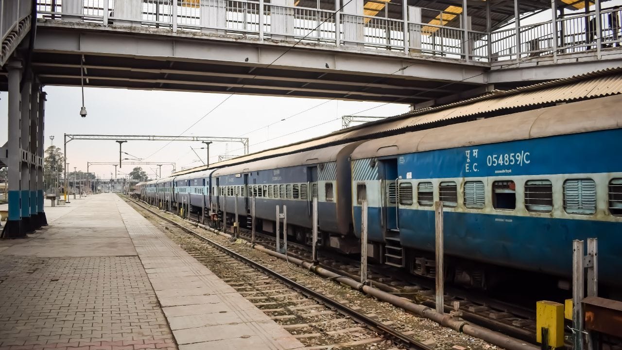 Indian Railways Security: భారతదేశంలో రైలు ప్రయాణం అంటే గుర్తొచ్చేది కిక్కిరిసిన ప్లాట్‌ఫారాలు, కూలీల హడావుడి. కానీ, మన దేశంలోనే ఒక విచిత్రమైన రైల్వే స్టేషన్ ఉంది. అక్కడ ప్రయాణానికి చెల్లుబాటయ్యే కన్ఫర్మ్ టికెట్ ఉన్నప్పటికీ, మీరు అంత సులభంగా లోపలికి అడుగు పెట్టలేరు. భద్రతా బలగాల పహారా, అంతర్జాతీయ సరిహద్దు నిబంధనల నడుమ నడిచే ఆ ప్రత్యేక స్టేషనే పంజాబ్‌లోని అటారీ రైల్వే స్టేషన్.