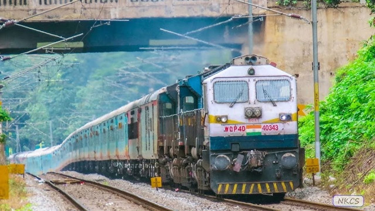 అక్రమంగా అమ్మకాలు, భిక్షాటనపై : రైల్వే చట్టంలోని సెక్షన్ 144 ప్రకారం, లైసెన్సు లేకుండా సరుకులు అమ్మడం, భిక్షాటన చేయడం నేరం. ఇందుకు గానూ రైల్వే శాఖ కొత్త నిబంధనల ప్రకారం రూ. 2,000 వరకు ఫైన్ పడవచ్చు. ఇది కూడా సేమ్.. మీరు వెంటనే ఫైన్ కట్టకపోతే.. కోర్టుకు వెళ్లాల్సి ఉంటుంది. అక్కడ మీకు రూ.5వేల ఫైన్‌తో పాటు 3 నెలల జైలు శిక్ష కూడా పడే ఛాన్స్ ఉంటుంది.