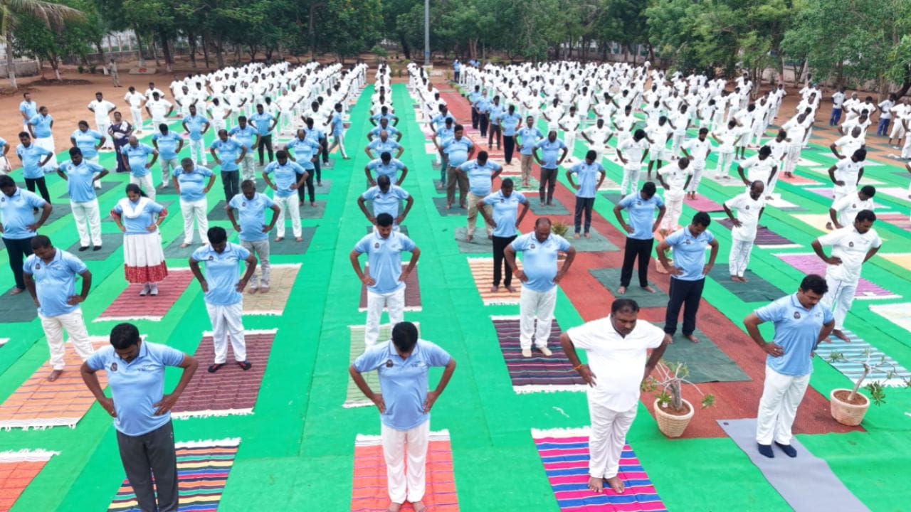 Yoga Day: వందలాంది మంది ఖైదీలతో నెల్లూరు సెంట్రల్ జైల్లో యోగా డే వేడుకలు.